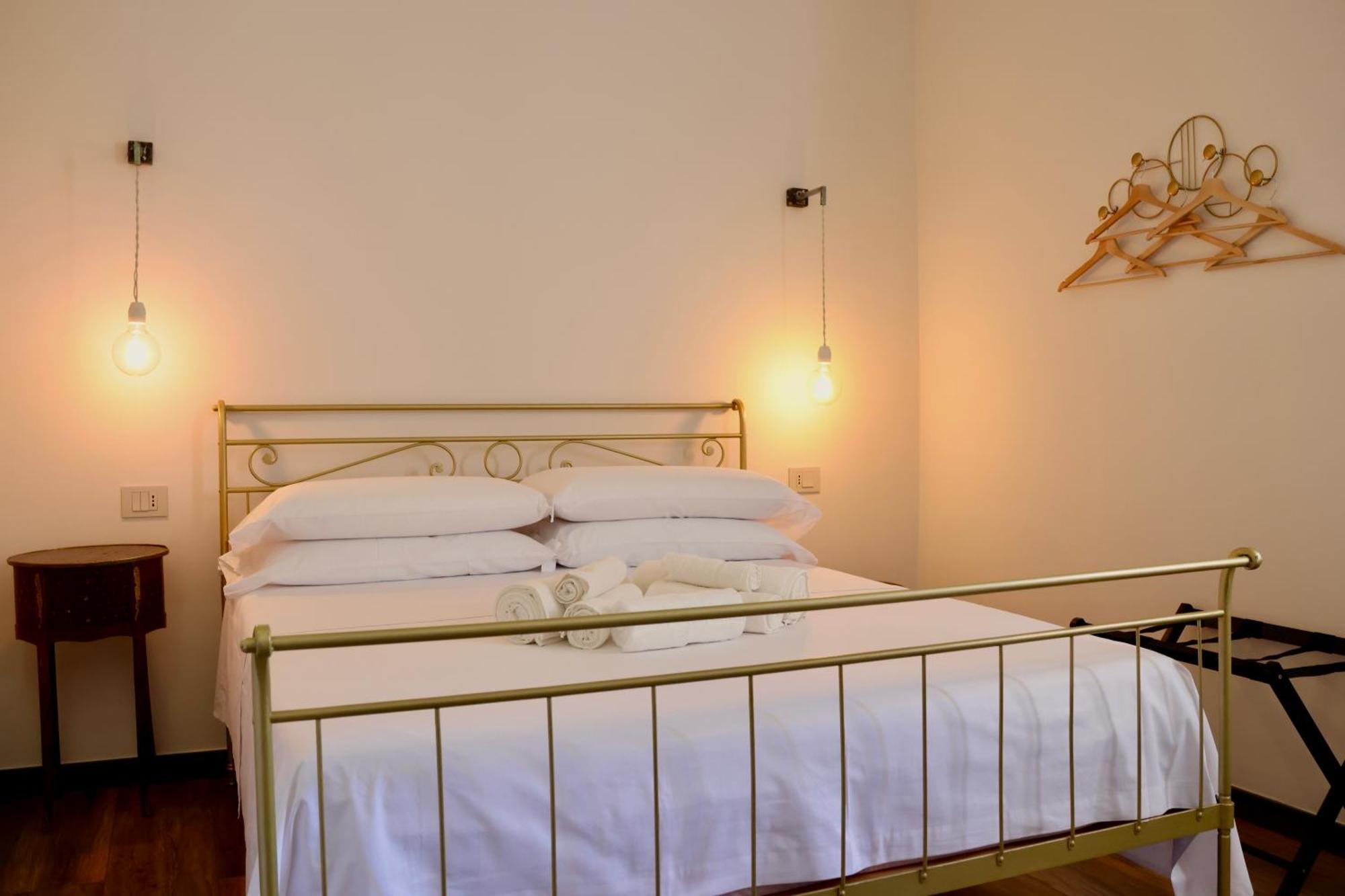 Holiday Lux Boutique Room Aeroporto di Catania Fontana Rossa Camera foto